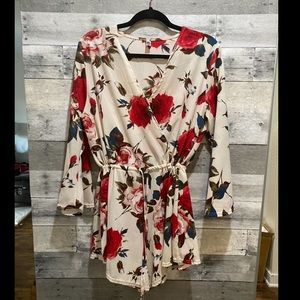 Adorable floral romper with waist tie 🌹FITS S/M/L